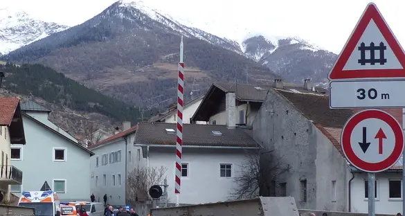 Attraversa i binari e muore sotto il treno