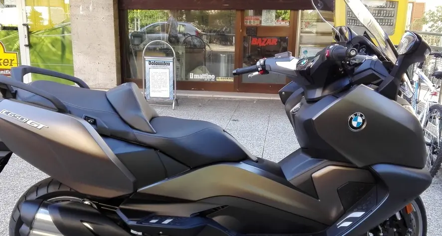 Gli rubano la moto davanti al bar