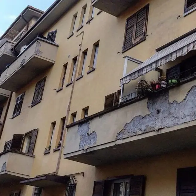 Bolzano, alloggi Ipes in via Torino: i balconi cadono a pezzi
