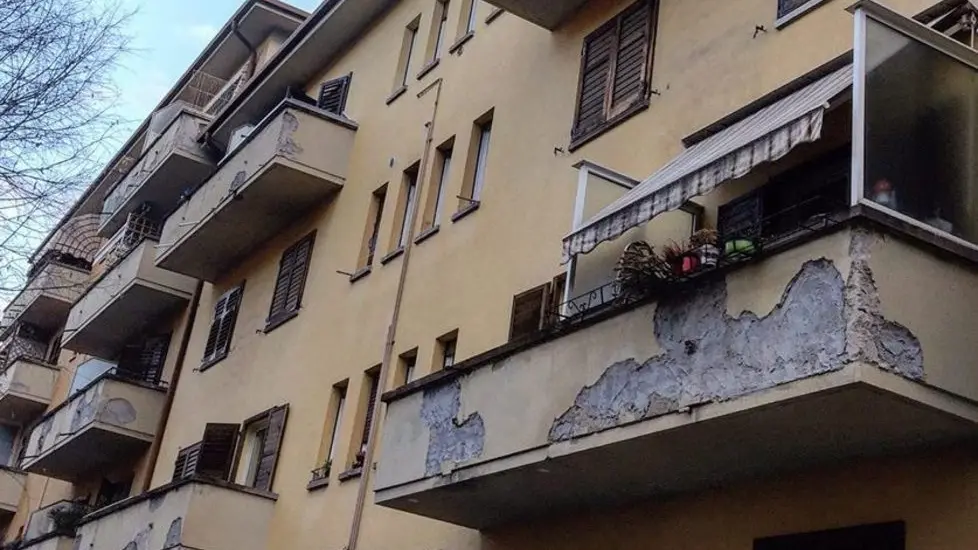 Bolzano, alloggi Ipes in via Torino: i balconi cadono a pezzi