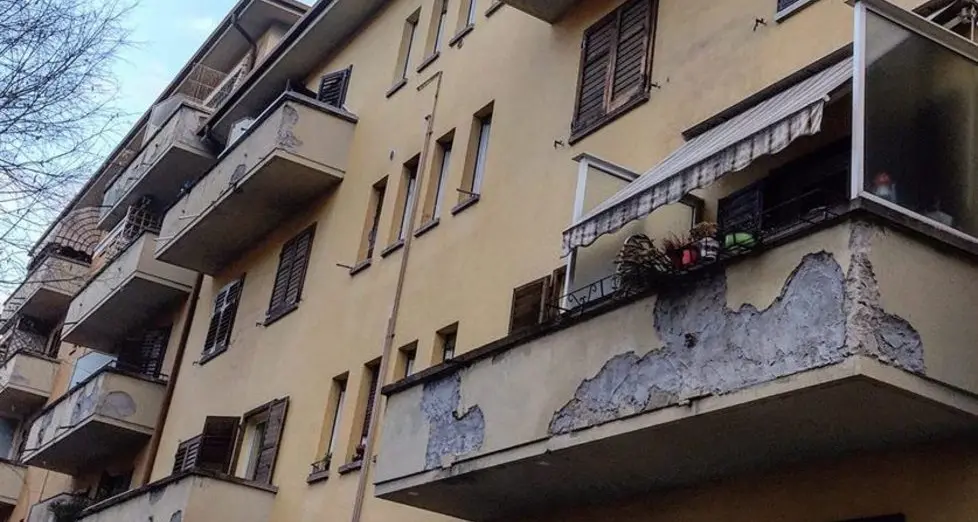 Bolzano, alloggi Ipes in via Torino: i balconi cadono a pezzi