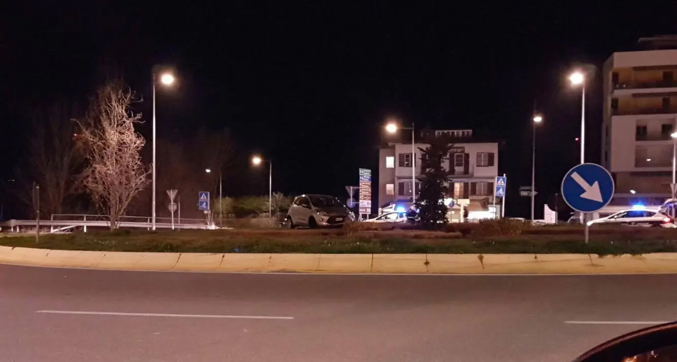Bolzano, finisce con l'auto dentro la rotonda del Bivio