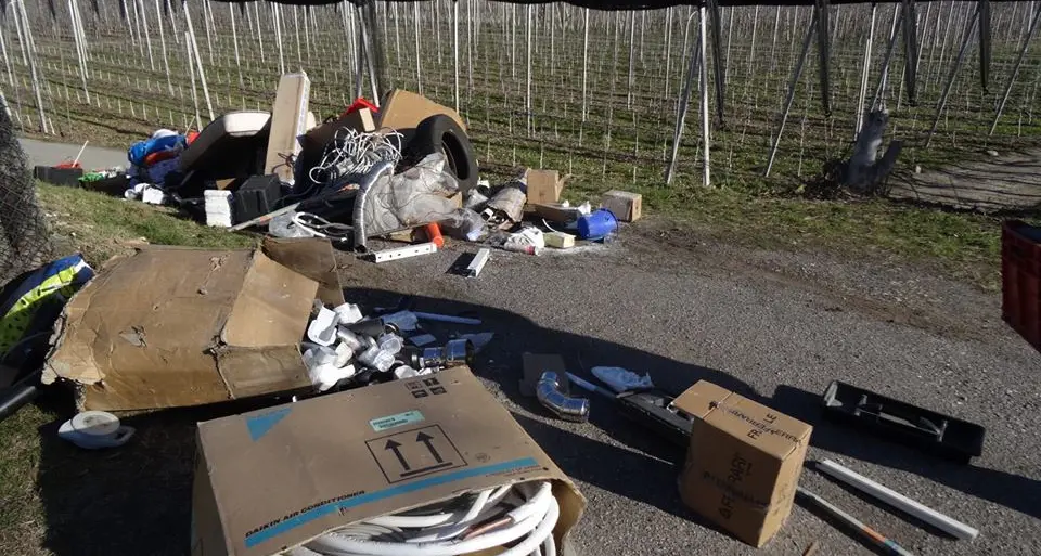 Settequerce, rubano auto aziendale e si disfano del materiale in un giardino