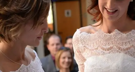In due con il vestito bianco: Ingrid e Andrea spose
