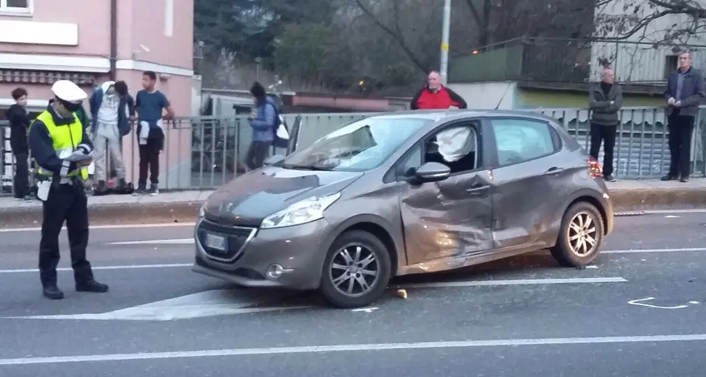 Bolzano, incidente a ponte Palermo: esplode anche l'airbag, un ferito