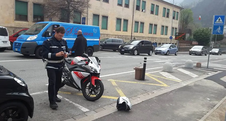 Bolzano, scontro tra moto e bici: due feriti