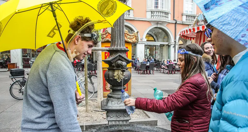 Gli studenti del liceo in piazza contro gli sprechi di acqua