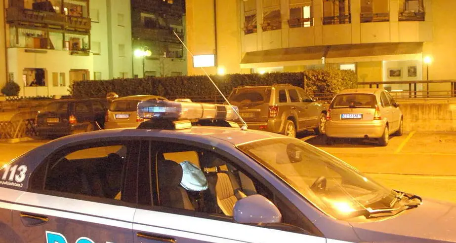 Bolzano, trova i ladri incappucciati dentro casa