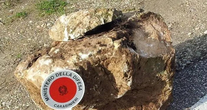 Un masso in via Trento, chiusa la strada
