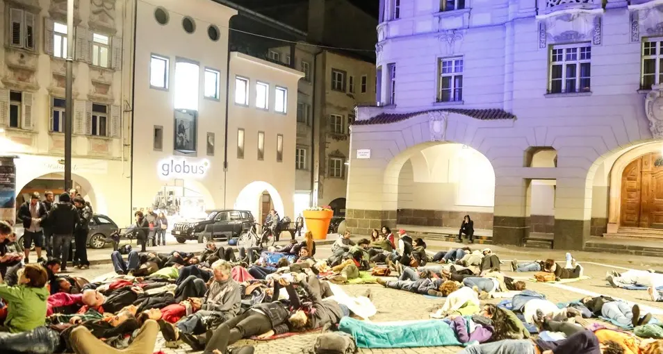 Migranti in strada, i centri restano chiusi