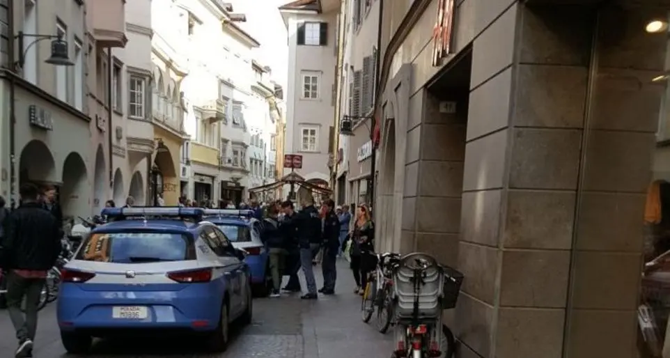 Bolzano, rapina all’Eurospar di via Museo: ferito un vigilante