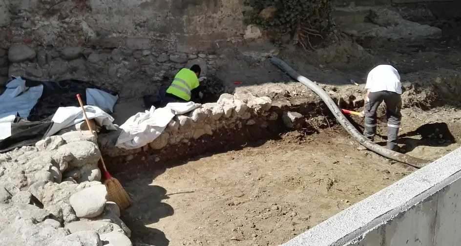 Merano, dallo scavo spuntano le mura del XIII secolo