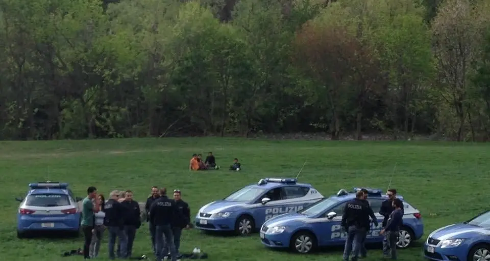 Bolzano, violento litigio sui prati del Talvera: intervengono due volanti della polizia