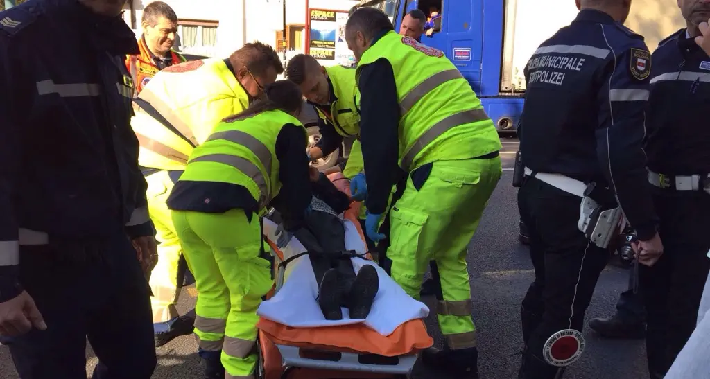 Bolzano, anziana di 93 anni investita da un camion in via Roma