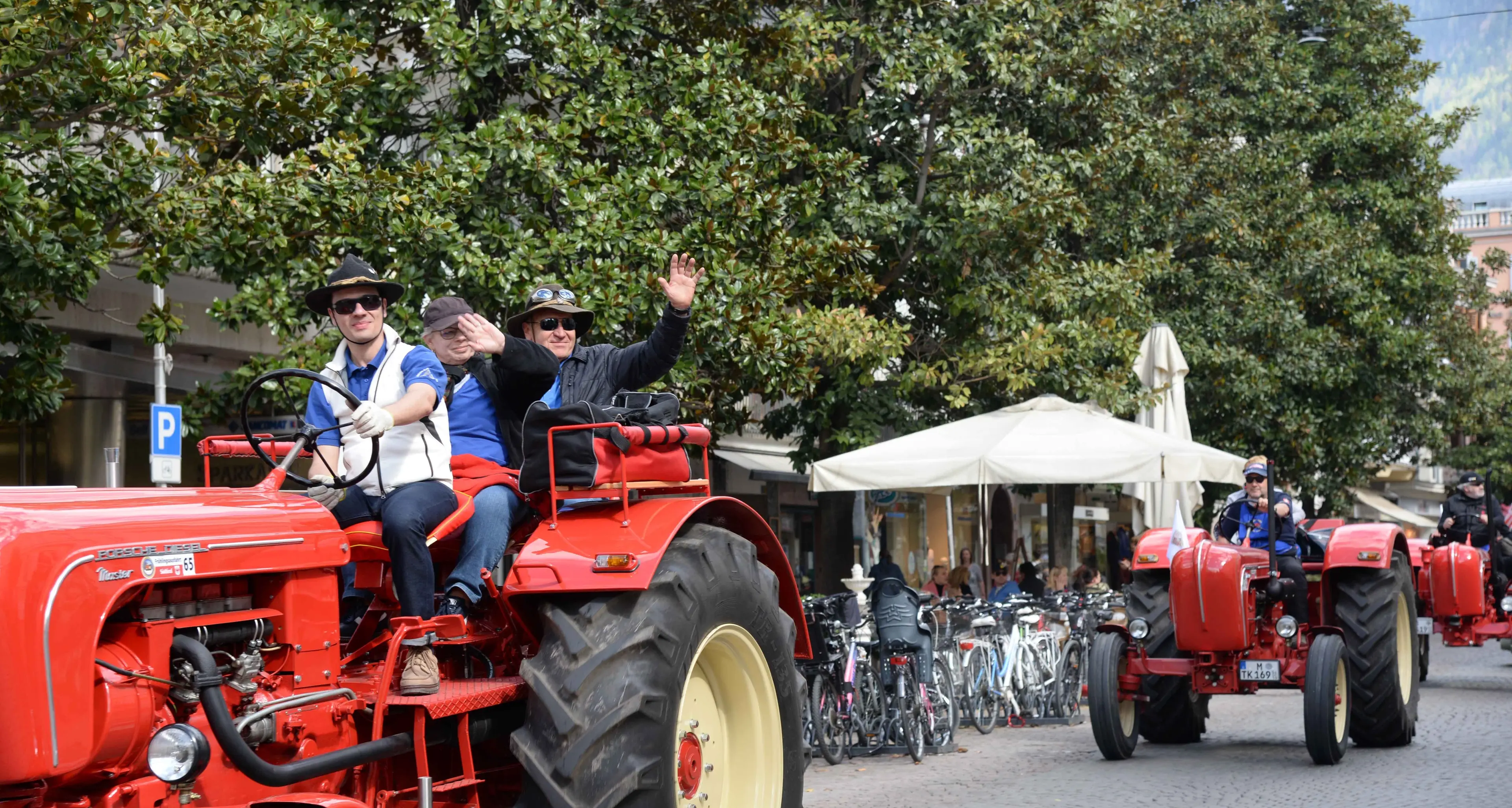 Il corteo dei trattori d'epoca a Merano