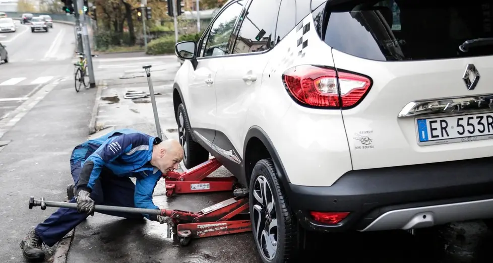 Obbligo agli sgoccioli: tutti in coda per le gomme estive