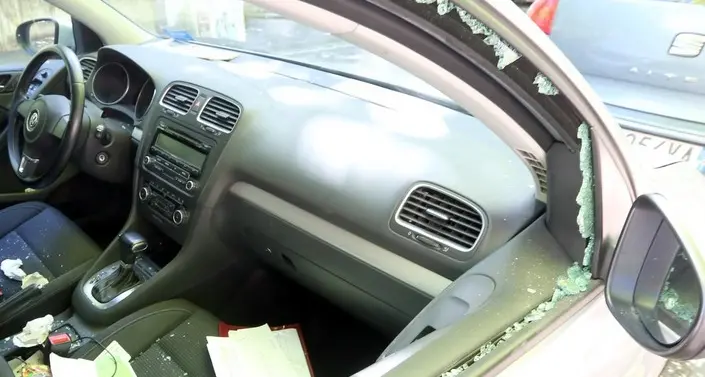 Sfondano i vetri di 7 auto per rubare pochi spiccioli