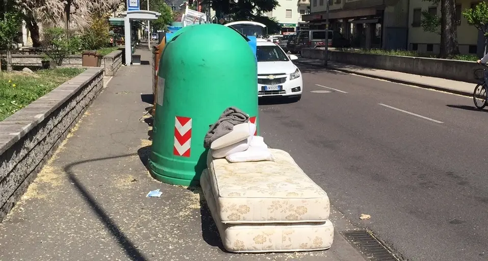 Materassi e cuscini abbandonati in via Palermo