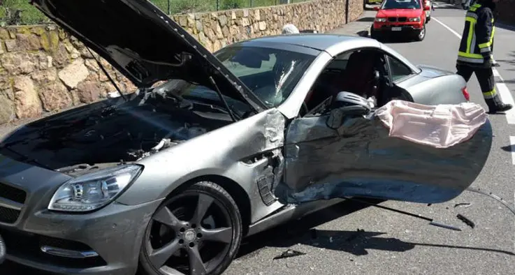 Auto contro furgone a Settequerce, danni rilevanti e due feriti