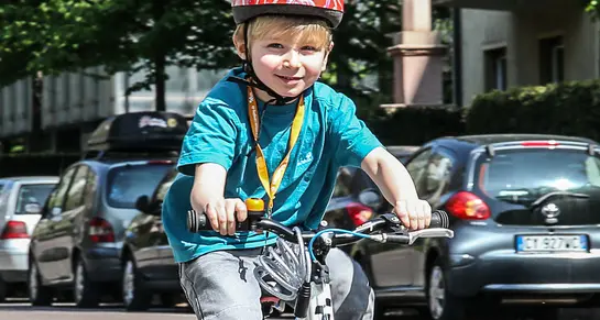 Migliaia di ciclisti e 250 multe alle auto
