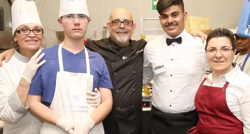Ragazze e ragazzi autistici chef e camerieri speciali