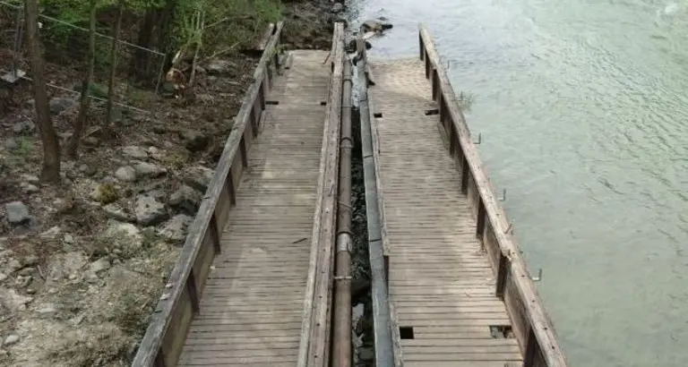Smontato e ricostruito il ponte che porta a Millan