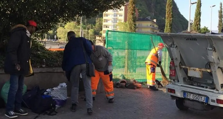 Bolzano, maxi sgombero di 40 migranti in Piazza Verdi