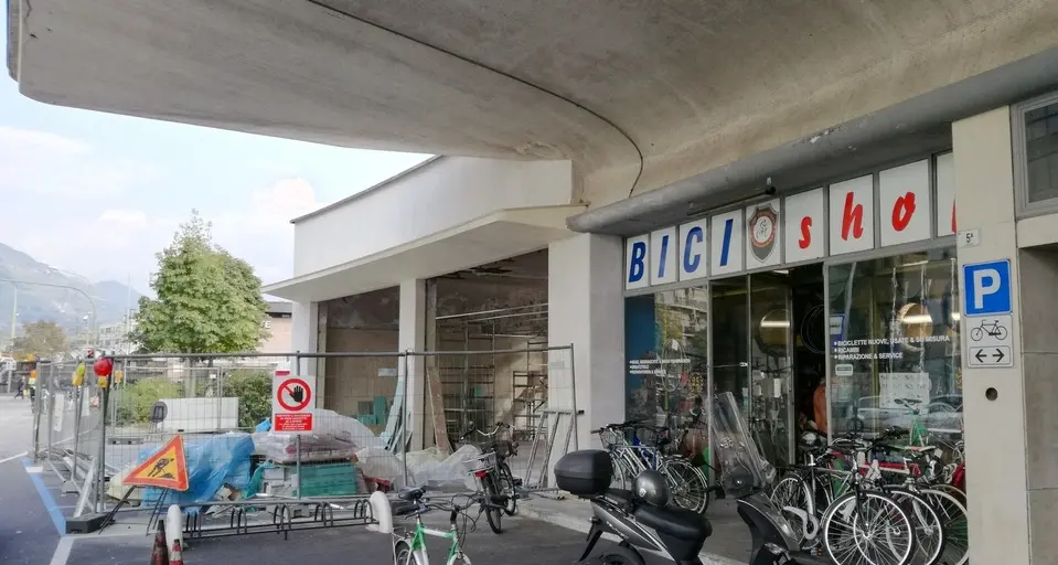 La “mensa” dei senzatetto all’ex Ip di Piazza Verdi
