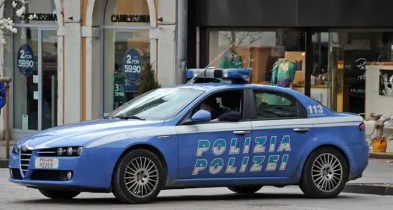 Bolzano, ruba in centro e picchia i poliziotti: arrestata una diciannovenne