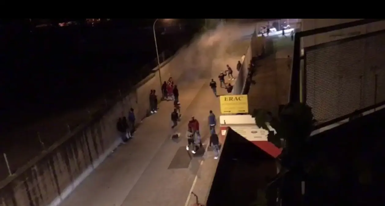Bolzano, rissa con bastoni e spranghe all'ex Alimarket: 10 feriti, tra cui un poliziotto, e 8 arresti