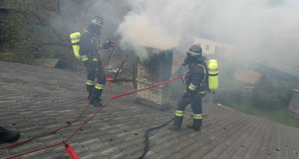 Sarentino, camino in fiamme