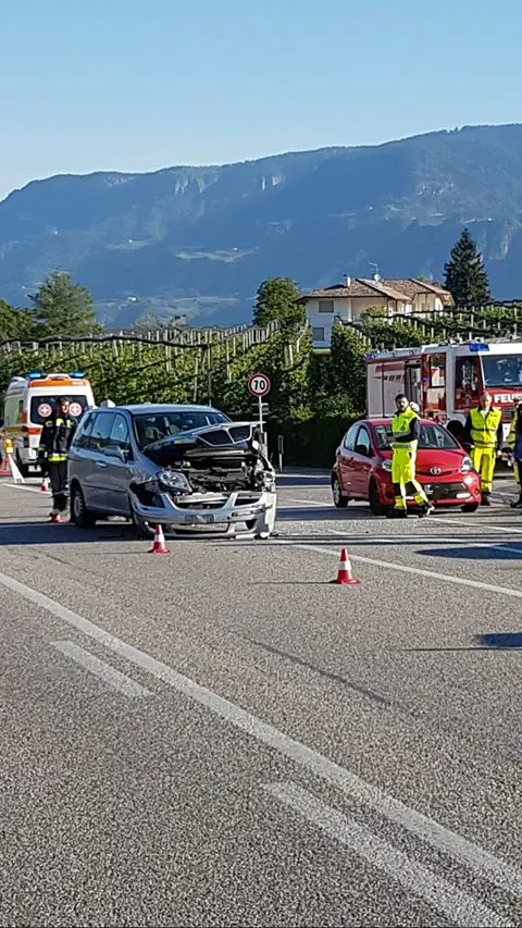 Appiano, frontale tra due auto: due feriti