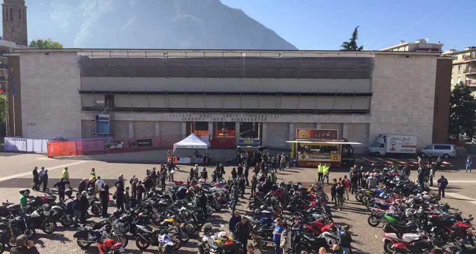 Bolzano, 700 moto in piazza Tribunale per la benedizione