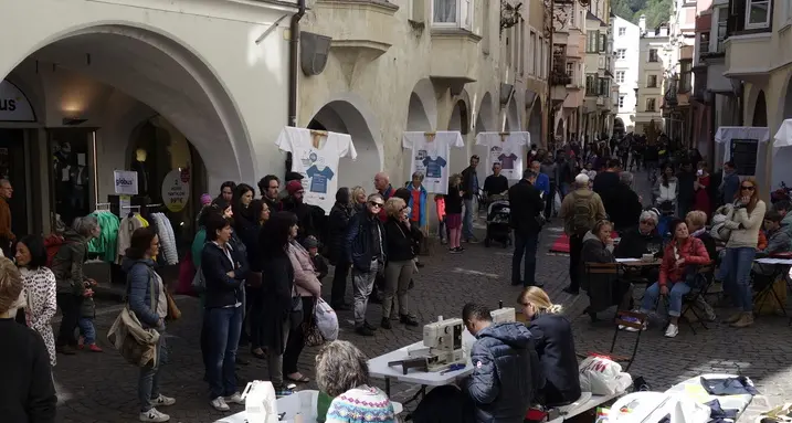 Vestiti da riciclare, gran lavoro per i sarti in centro storico