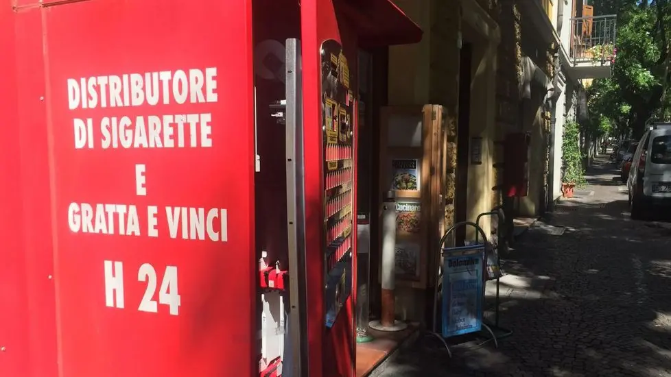 Viale Venezia, furto al tabacchino