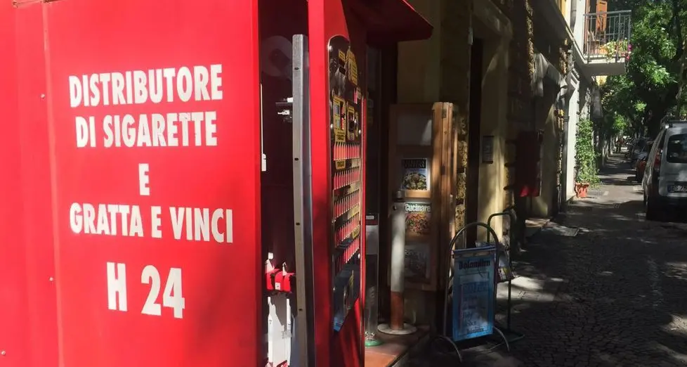 Viale Venezia, furto al tabacchino