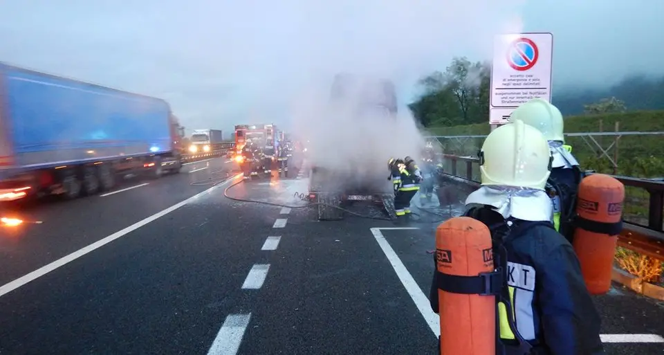 A22, furgoncino in fiamme a Salorno: salvo il guidatore