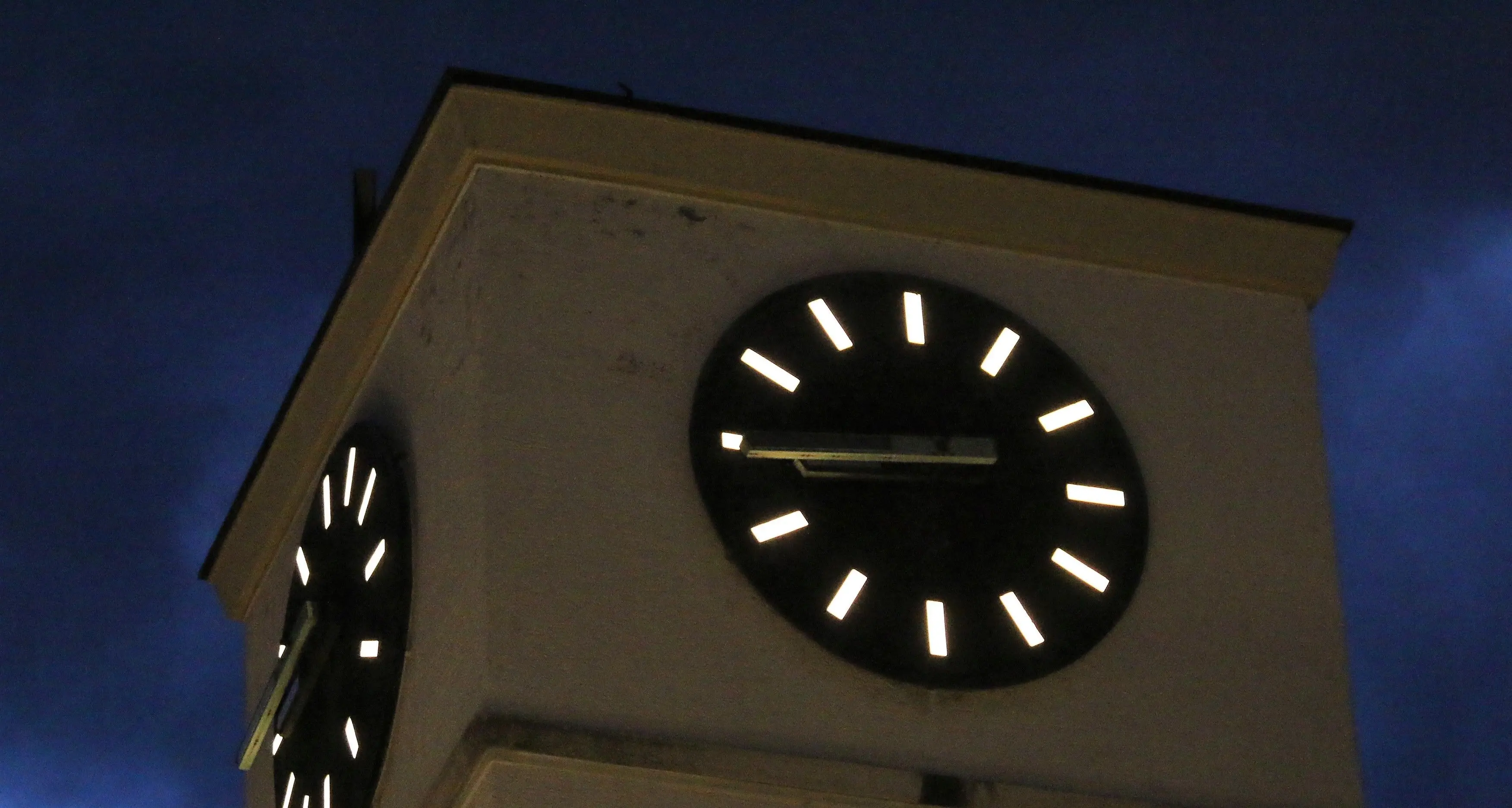 Merano, nuova illuminazione per l'orologio del palazzo municipale