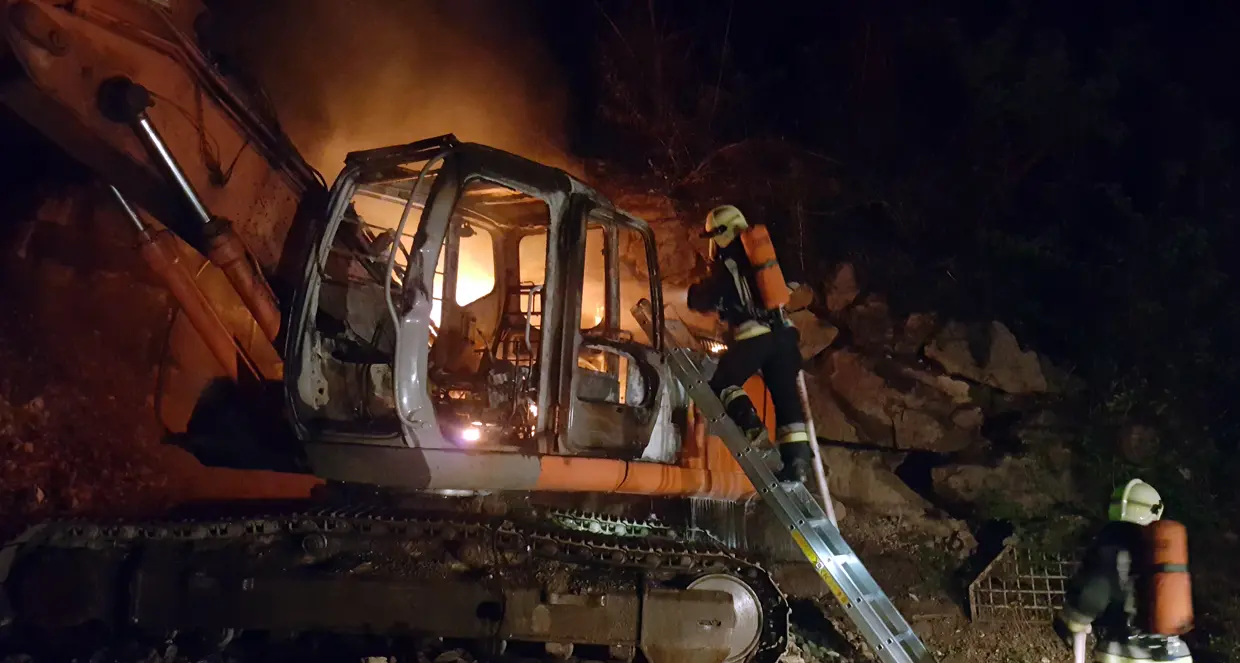 Ponte Gardena, in fiamme una scavatrice: l'ombra del dolo