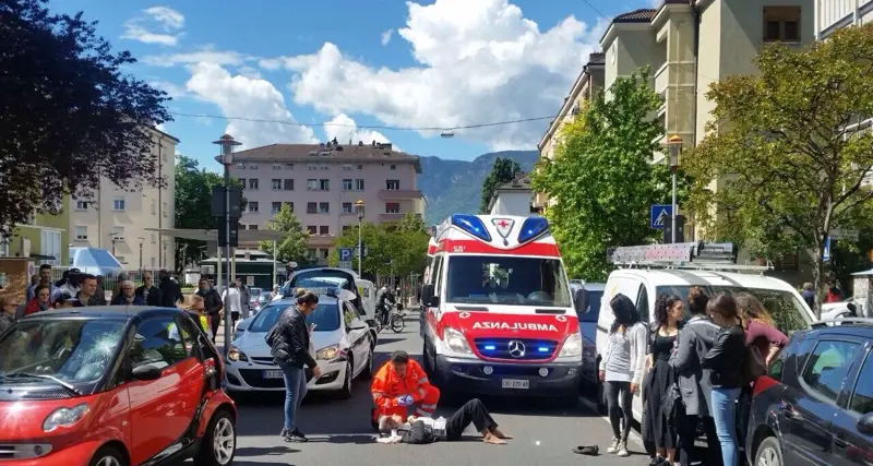 Bolzano, anziana di 86 anni sfonda il parabrezza di un'auto in via Torino