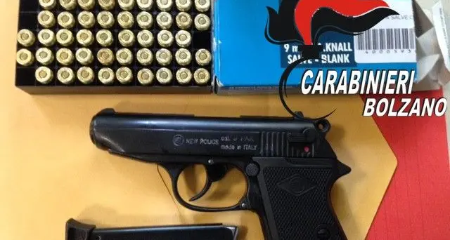 Bolzano, sparano a salve con una pistola sul Talvera: denunciati due ventenni di Laives