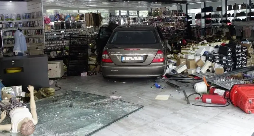 Un’auto sfonda la vetrina e finisce dentro il negozio