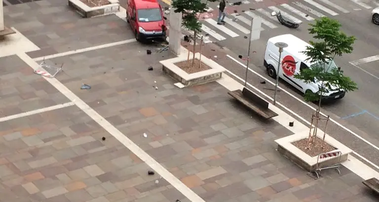 Incidente in piazza Mazzini a Bolzano: l'auto finisce sul marciapiede