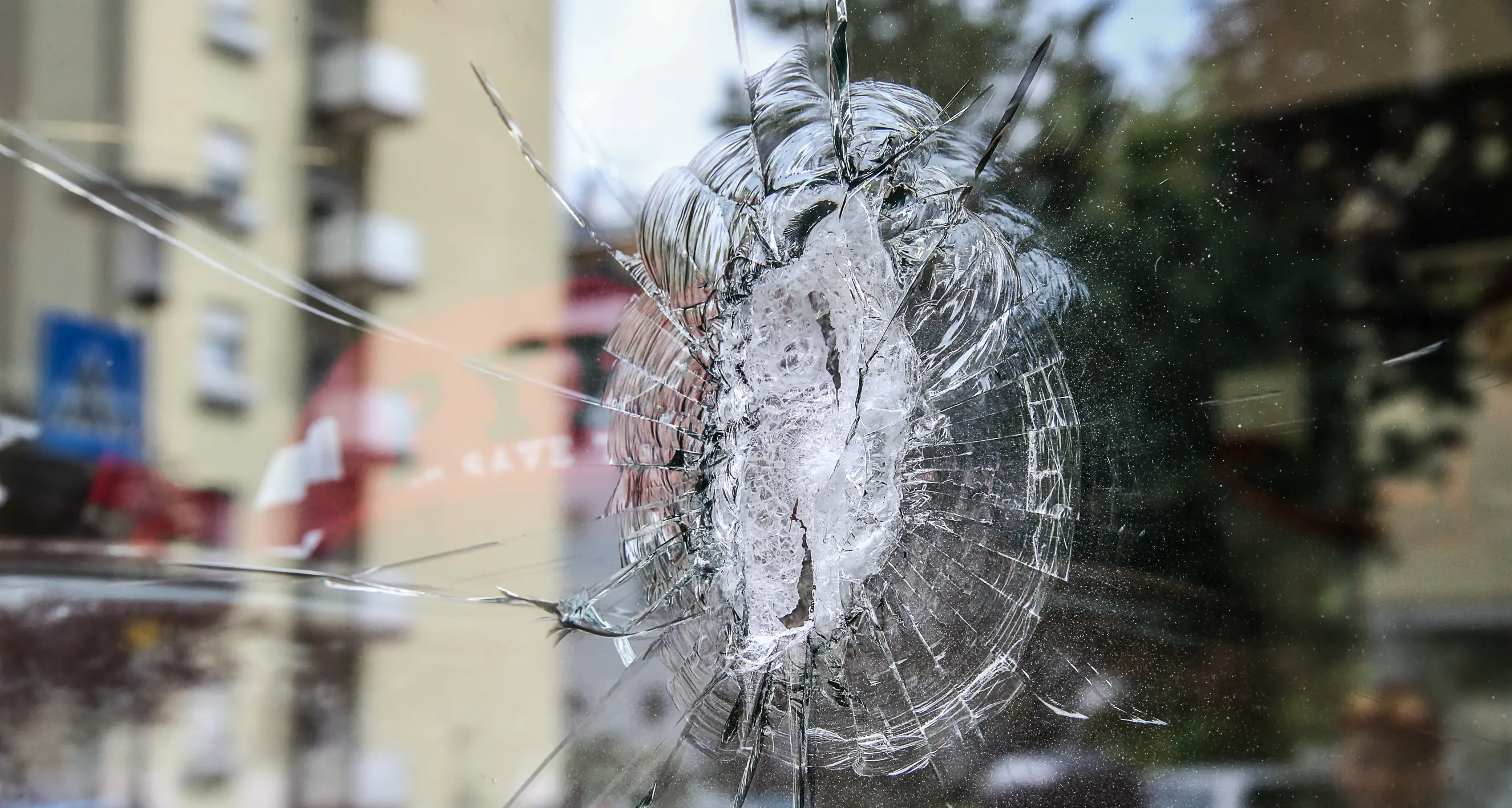 Bolzano, ancora un tentato furto da \"All In\": picconate alla vetrina