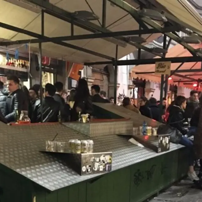Movida in piazza Erbe, i baristi pagano i vigilantes