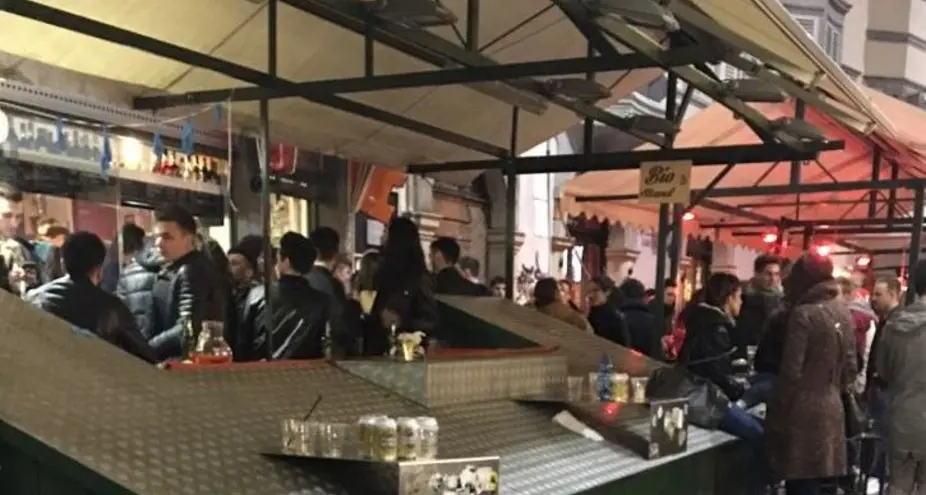 Movida in piazza Erbe, i baristi pagano i vigilantes