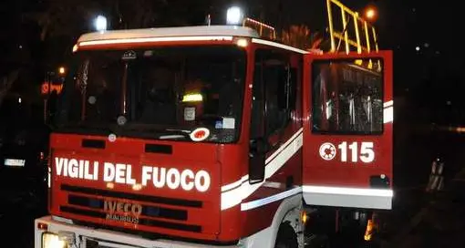 Bolzano, incendio alla rampa dei garage in via Bari