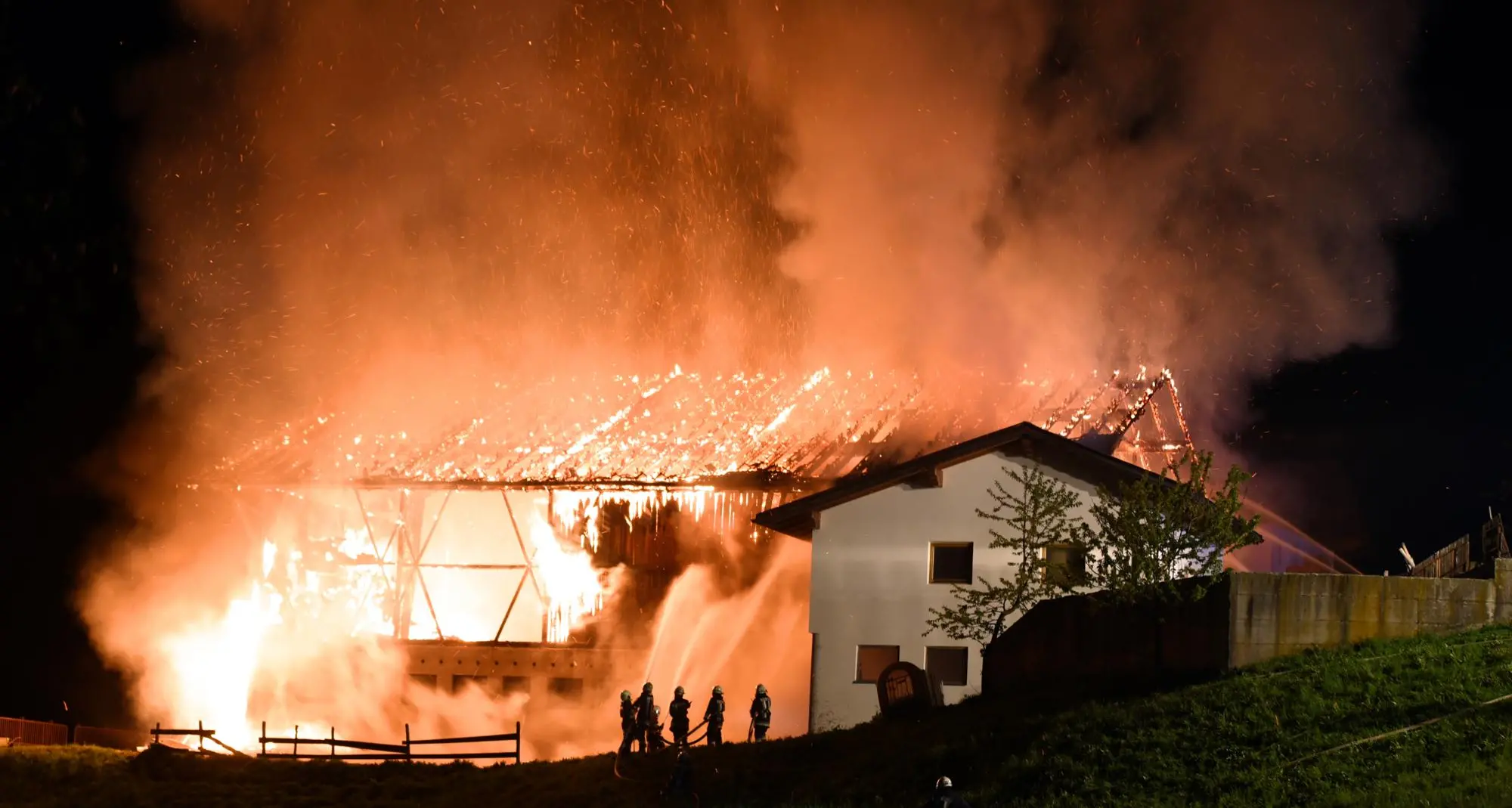 Rio Pusteria, incendio nella notte a Maranza: distrutto un fienile, ferito un contadino