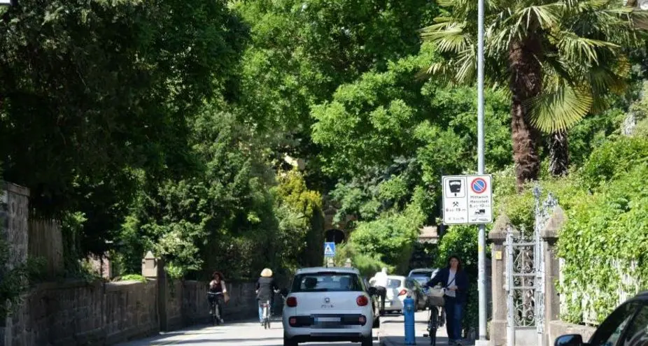 Via Carducci taglia le auto: aperta a residenti e ciclisti