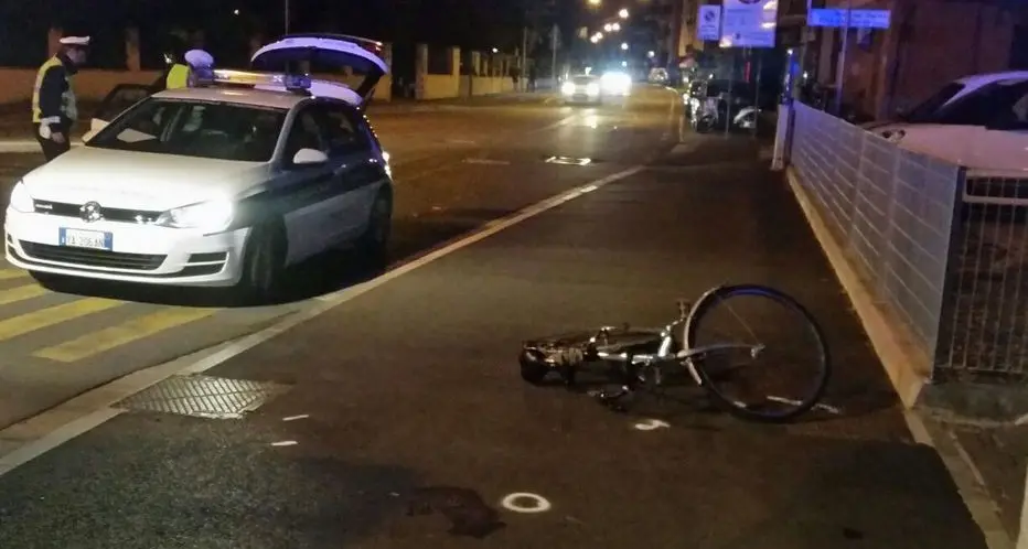 Ciclista cade da solo a Bolzano: ricoverato d’urgenza